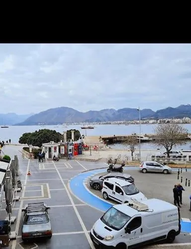 Castle81Homes Red, Sea View Central Flat Apartment