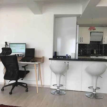 Castle81Homes Red, Sea View Central Flat