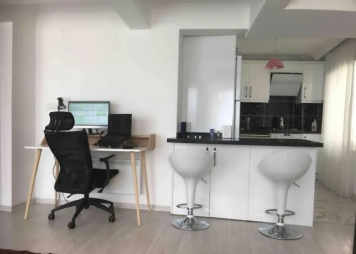 Castle81Homes Red, Sea View Central Flat